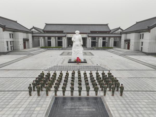 部队官兵以多种形式祭奠缅怀革命先烈