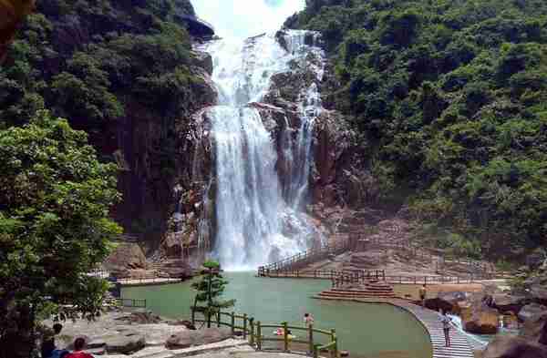 广东一个县，是中国温泉之城，拥有粤东第一高山