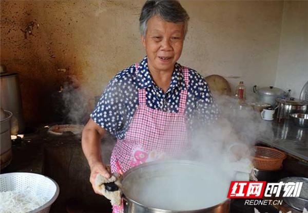 栖凤渡鱼粉：是美食更是情怀，熬汤60年煮粉百万碗