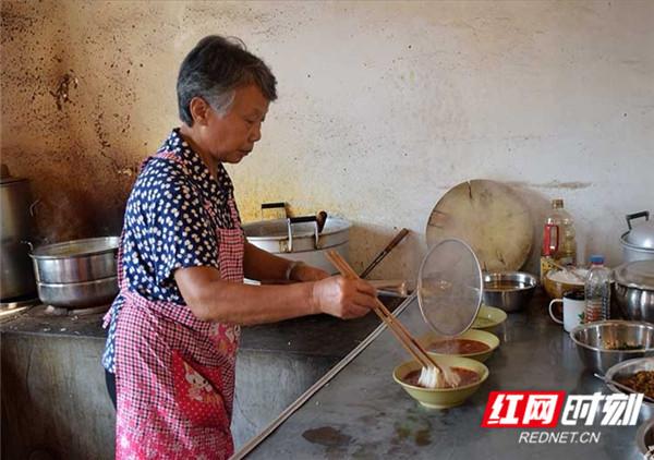 栖凤渡鱼粉：是美食更是情怀，熬汤60年煮粉百万碗