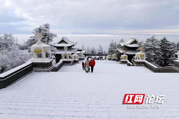 峨眉山的早晨白雪飘飘，仿若人间仙境