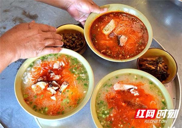 栖凤渡鱼粉：是美食更是情怀，熬汤60年煮粉百万碗