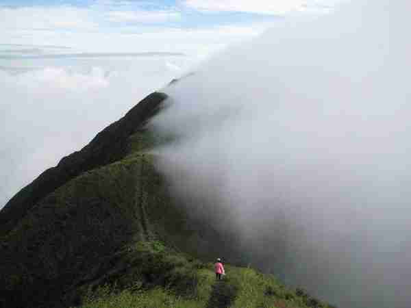 广东一个县，是中国温泉之城，拥有粤东第一高山