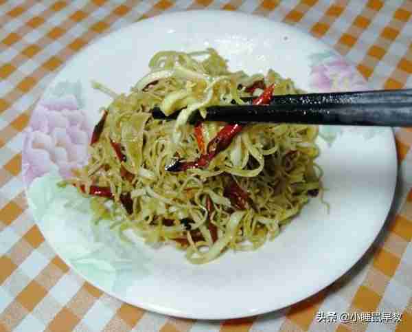 做了这么多年才知道，豆腐丝这么炒最好吃，香酥可口超下饭，真香