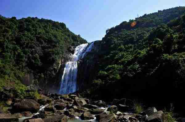 广东一个县，是中国温泉之城，拥有粤东第一高山