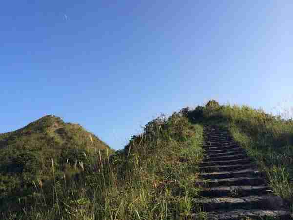 广东一个县，是中国温泉之城，拥有粤东第一高山