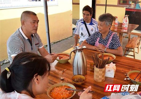 栖凤渡鱼粉：是美食更是情怀，熬汤60年煮粉百万碗